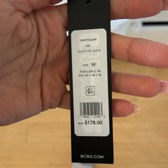 BCBG medium top, white lace, off the shoulder on one side made in Vietnam - Picture 5 of 5